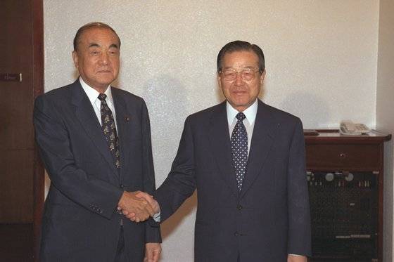 지난 97년 당시 자민련 김종필 총재가 방한중인 나카소네 야스히로(中曾根康弘) 전 일본 총리와 조찬을 함께 했다.[중앙포토]