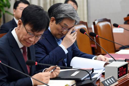 곤혹스러운 靑 노영민 대통령 비서실장(오른쪽)이 29일 국회 운영위 전체회의에서 안경을 만지며 답변을 준비하고 있다. 남정탁 기자