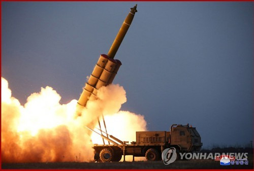 북한, 초대형 방사포 연발시험사격…"전투적용성 최종검토 목적" (서울=연합뉴스) 북한이 김정은 국무위원장의 참관 하에 초대형 방사포 연발시험사격을 진행했다고 29일 조선중앙통신이 보도했다. 중앙통신 홈페이지가 공개한 사진으로, 차륜형 이동식발사대(TEL) 위 4개의 발사관 중 1개에서 발사체가 화염을 뿜으며 치솟고 있다. 2019. 11.29     nkphoto@yna.co.kr