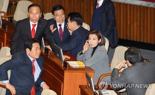 한국당, 필리버스터 신청 (서울=연합뉴스) 진성철 기자 = 자유한국당이 '유치원 3법'을 비롯해 국회 본회의에 상정되는 안건 약 200건에 대해 '무제한 토론'(필리버스터)을 신청한 29일, 국회 본회의장에 나경원 원내대표, 정용기 정책위의장, 정양석 원내수석부대표, 김무성 의원 등이 모여 있다. 2019.11.29 zjin@yna.co.kr