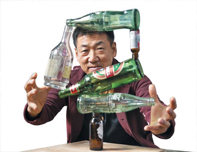 ‘밸런싱 아티스트’ 변남석씨가 순식간에 빈 병 여섯 개의 중심을 잡더니 공중에 붕 뜬 것처럼 쌓아 올렸다. 변씨는 “할 수 있다는 확신만 가지면 누구나 무엇이든 세울 수 있다”고 했다. / 한준호 영상미디어 기자