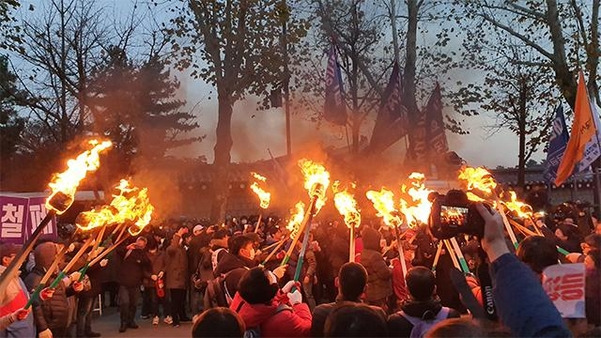 30일 ‘전국 민중대회’ 참가자 일부가 서울 종로구 청와대 앞에서 횃불을 들고 있다. /김윤수 기자