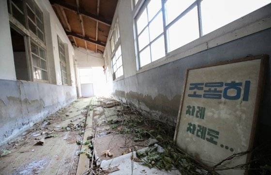 학생 감소로 1999년 3월 문을 닫은 전남 고흥군 두원면 두원초등학교 전경. 20여 년 전 폐교한 교정 전체가 온통 수풀로 우거진 채 폐허로 방치돼 있다. 프리랜서 장정필