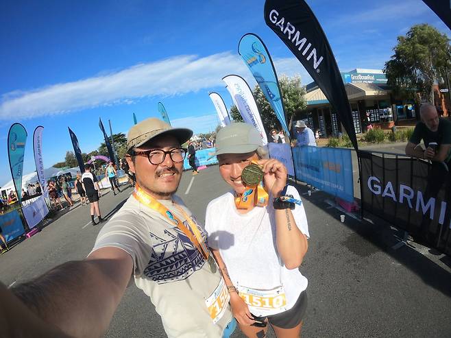 두 사람은 올해 상반기에는 호주에서 워킹홀리데이를 하며 약 6개월을 머물기도 했다. 그레이트오션로드 마라톤 풀코스 완주 후에. [사진 두두부부]