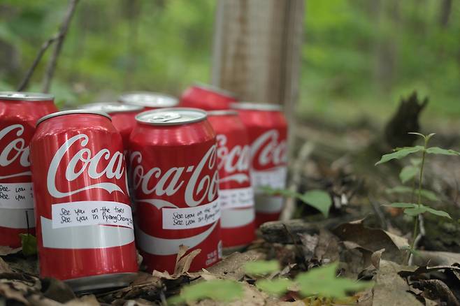 평창올림픽을 홍보하며 트레일 곳곳에 놓아둔 콜라캔에 직접 홍보 문구를 써놓았다. [사진 두두부부]