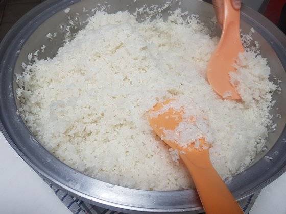 노량진 강남교회는 매일 오전 6시 30분~7시 30분 청년들을 위해 따뜻한 아침식사를 무료로 제공한다. 이곳에선 먹고싶은만큼 밥을 먹을 수 있다. 이날 도시락통을 가져와 밥을 싸가는 이들도 볼 수 있었다. 김지아 기자