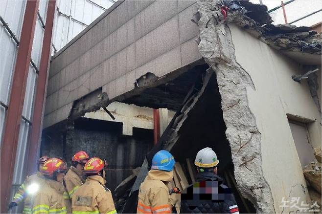 1일 경기 과천시 한 오피스텔 공사현장에서 지붕이 무너져 작업자 2명이 매몰돼 소방당국이 구조작업을 벌이고 있다. (사진 제공=경기도소방재난본부)