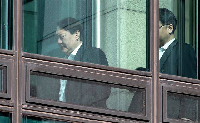 윤석열 검찰총장이 29일 서울 서초구 대검찰청에서 구내식당으로 향하며 굳은 표정을 하고 있다. 연합뉴스