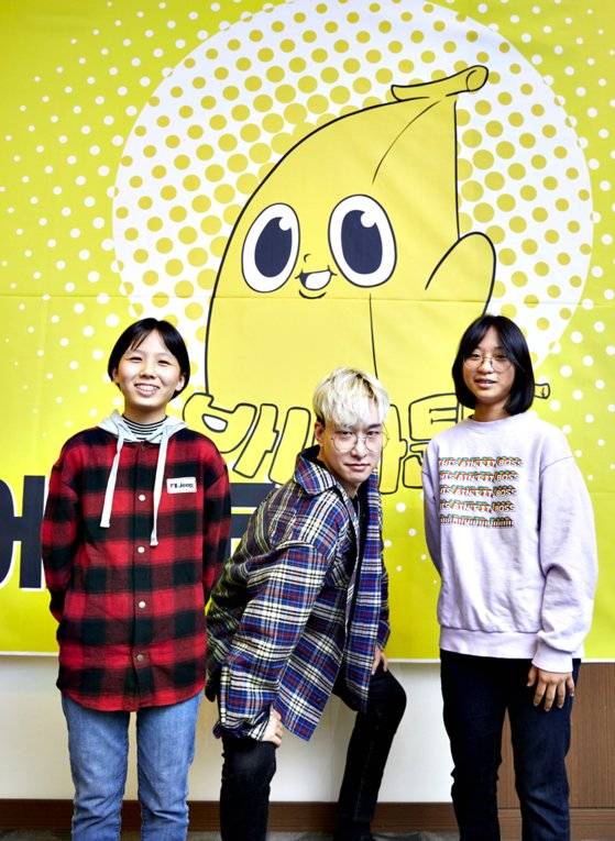 와나나 작가가 익살스러운 포즈를 취하자고 제안하고 있다.