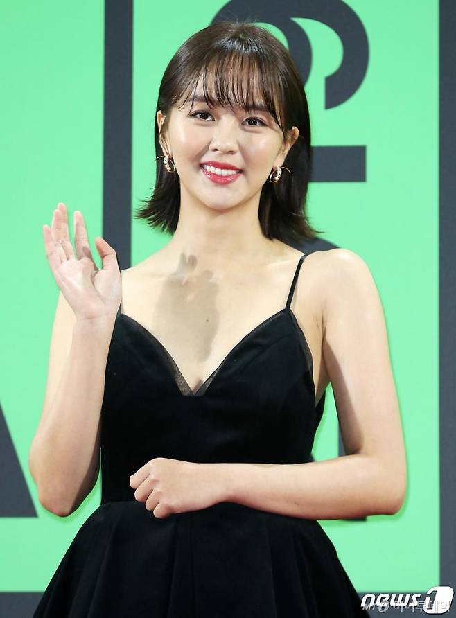 (서울=뉴스1) 김진환 기자 = 배우 김소현이 30일 오후 서울 구로구 고척스카이돔에서 열린 'MMA 2019 Imagine by KIA' 레드카펫에서 포즈를 취하고 있다.   이날 'MMA 2019'에는 방탄소년단을 비롯해 강다니엘, 마마무, 잔나비, 청하, 헤이즈, ITZY, 엔플라잉, 더 보이즈등이 참석해 자리를 빛냈다. 2019.11.30/뉴스1    <저작권자 © 뉴스1코리아, 무단전재 및 재배포 금지>