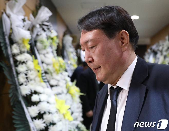윤석열 검찰총장이 2일 오후 서울 서초동 서울성모병원 장례식장에 마련된 A수사관의 조문을 마친 후 빈소를 나서는 모습. 2019.12.2/뉴스1 © News1 신웅수 기자