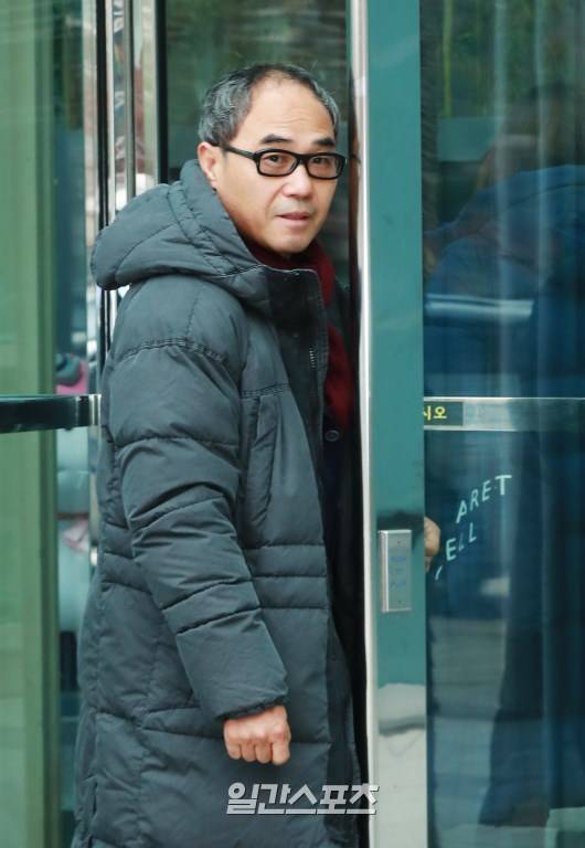 강신일 2019 라디오 출연 위해 방송국 출입문 들어서는 장면