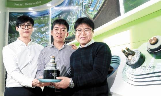 세계 최초로 초전도 케이블 상용화를 이뤄낸 LS전선 초전도파트 류철희 박사와 김영웅·김양훈 차장(왼쪽부터). 들고 있는 것은 초전도 케이블 모형이다. 최승식 기자