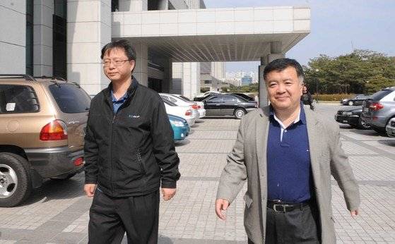 2009년 4월 대검찰청 중앙수사부가 노무현 전 대통령의 아들 건호씨를 12일 오전 참고인 자격으로 소환해 조사중인 가운데 이날 오후 이인규(오른쪽) 당시 중수부장이 대검청사로 들어서고 있다. 왼쪽이 당시 우병우 중수1과장. [중앙포토]