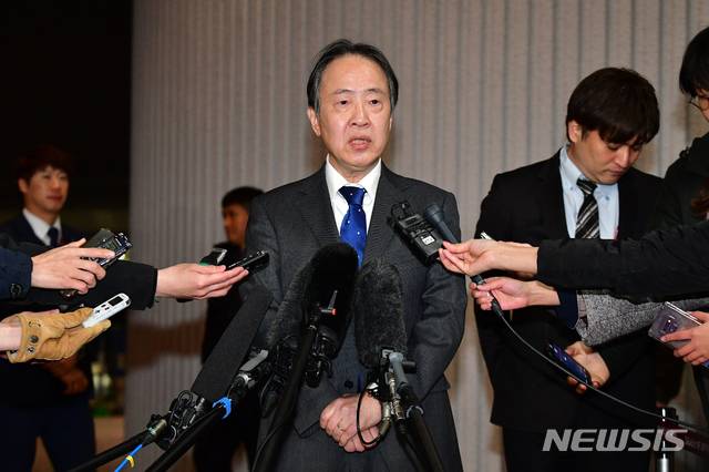 [서울=뉴시스]이윤청 기자 = 도미타 고지 신임 주한 일본대사가 3일 오후 서울 강서구 김포국제공항을 통해 입국해 부임 소감을 밝히고 있다. 2019.12.03. photo@newsis.com