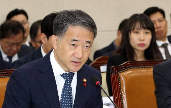 박능후 보건복지부 장관이 2일 서울 여의도 국회에서 열린 보건복지위원회 전체회의에서 성남 어린이집 성폭력 사건과 관련한 질의에 “발달 과정에서 나타나는 자연스러운 모습일 수 있는데, 과도하게 표출됐을 때 어떻게 처리할 것이냐 문제가 있다”고 말했다.연합뉴스