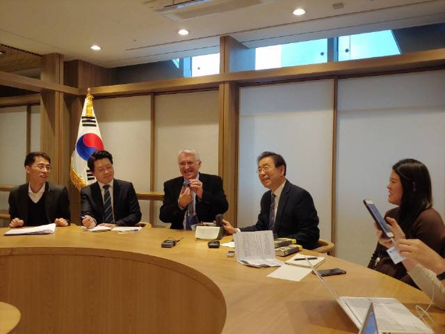 박원순(왼쪽 네번째) 서울시장이 3일 서울시청 시장 집무실에서 ‘노동 없는 미래’의 저자인 정치철학가 팀 던럽(〃 세번째)에게 기념품을 전달하며 웃고 있다. /변재현기자