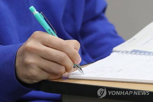 올 수능 수학 어렵고 국어 만만치 않았다…영어는 평이 (서울=연합뉴스) 임화영 기자 = 지난 11월 15일 오전 수험생들이 전날 친 2020학년도 대학수학능력시험 가채점표 작성을 마친 뒤 오답노트를 쓰고 있다.[연합뉴스 자료사진]