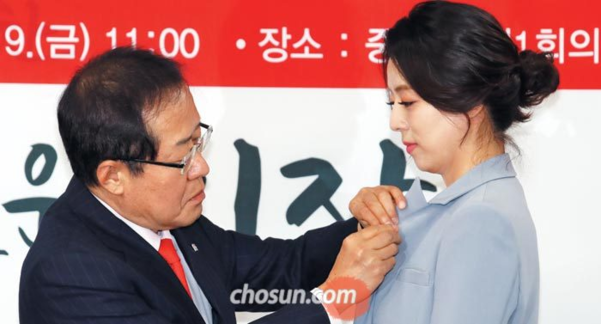 홍준표 전 자유한국당 대표가 지난 3월 배현진 전 MBC 아나운서에게 태극기 배지를 달아주는 모습. /이덕훈 기자