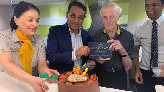 영국 최고령 맥도날드 직원인 올리버 그로건이 그의 83번째 생일을 맞아 직원들로부터 생일케이크와 감사패를 전달받고 있다. [맥도날드 홈페이지]