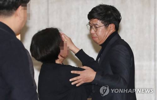 백원우 전 청와대 민정비서관이 3일 오전 서울 서초구 서울성모병원 장례식장에 마련된 전 청와대 민정비서관실 특별감찰반 수사관의 빈소를 찾아 유가족을 위로하고 있다. 연합뉴스