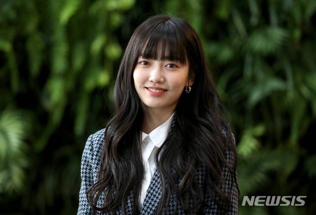 [서울=뉴시스]박진희 기자 = 배우 김지인이 3일 서울 뉴시스 본사에서 인터뷰를 마치고 사진촬영을 하고 있다. 김지인은 최근 종영한 MBC 수목미니시리즈 '어쩌다 발견한 하루'에서 SI그룹의 상속녀 '신새미' 역으로 출연했다. 2019.12.03.  pak7130@newsis.com