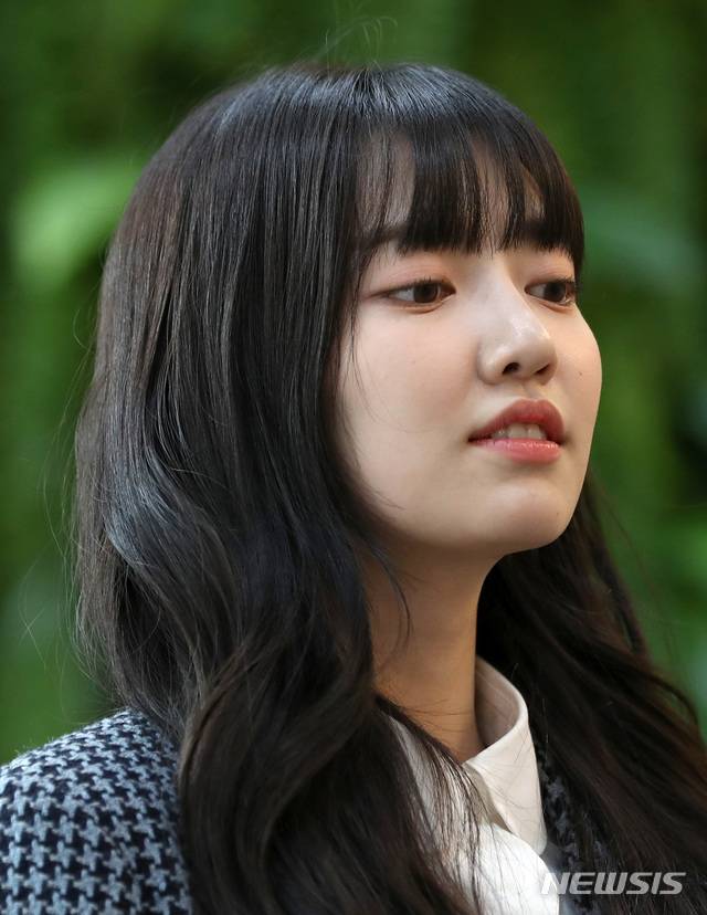 [서울=뉴시스]박진희 기자 = 배우 김지인이 3일 서울 뉴시스 본사에서 인터뷰를 마치고 사진촬영을 하고 있다. 김지인은 최근 종영한 MBC 수목미니시리즈 '어쩌다 발견한 하루'에서 SI그룹의 상속녀 '신새미' 역으로 출연했다. 2019.12.03.  pak7130@newsis.com