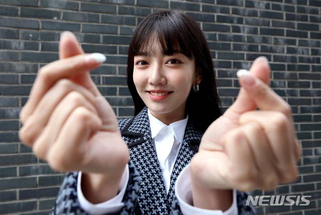 [서울=뉴시스]박진희 기자 = 배우 김지인이 3일 서울 뉴시스 본사에서 인터뷰를 마치고 사진촬영을 하고 있다. 김지인은 최근 종영한 MBC 수목미니시리즈 '어쩌다 발견한 하루'에서 SI그룹의 상속녀 '신새미' 역으로 출연했다. 2019.12.03.  pak7130@newsis.com