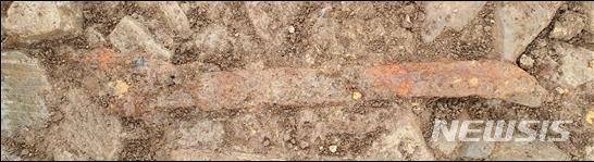 [대구=뉴시스]김정화 기자 = 대구 동구 안심창조밸리 공영주차장 조성부지에서 초기철기 시대, 삼국시대, 조선 시대의 분묘와 건물 등이 한곳에서 발견됐다. 사진은 31호 석곽묘 중앙부 출토유물 -철도(鐵刀). (사진 = 대구시 동구 제공) 2019.12.04. photo@newsis.com