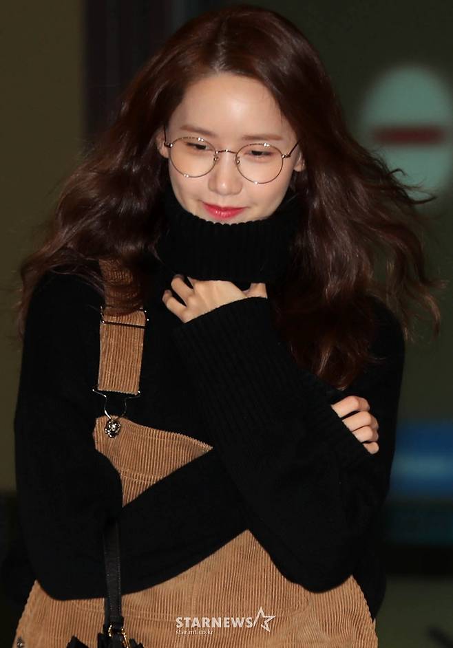 [★화보]윤아 '안경쓰니 더 예뻐!'