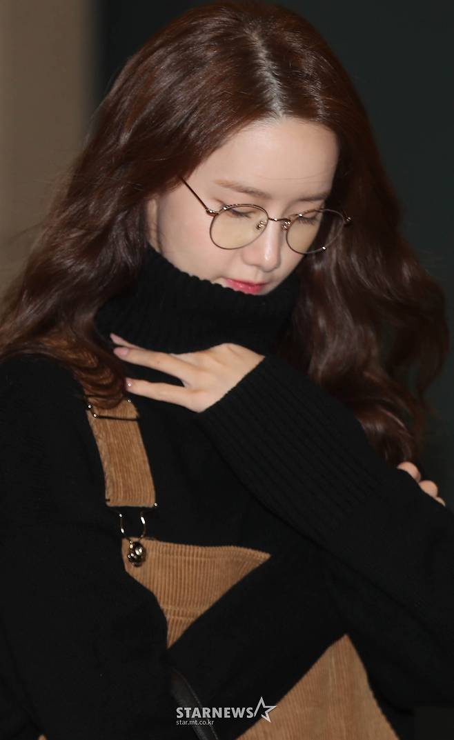 [★화보]윤아 '안경쓰니 더 예뻐!'