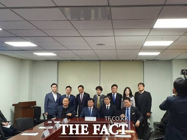 더불어민주당 '검찰공정수사촉구특별위원회'가 5일 오전 1차 회의를 갖고 6일 검·경 관계자를 불러 이른바 '고래고기 환부 사건'과 전 청와대 수사관 사망 사건의 경위를 파악키로 했다. 특검 추진 여부와 검찰청 방문은 차후 추진한다. 집권여당의 검찰 압박으로 비춰질 수 있다는 지적이 나온다. /국회=박숙현 기자