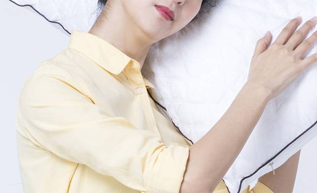 가장 이상적인 베개 높이는 베고 누웠을 때 얼굴의 각도가 약 5도 정도 숙여지는 정도다./사진=클립아트코리아