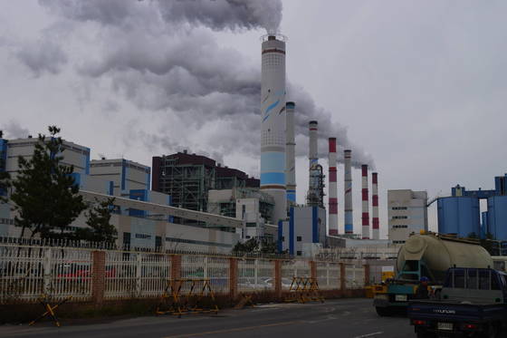 충남의 한 석탄화력발전소. [중앙포토]