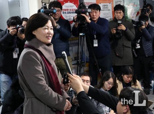 차기 법무부 장관 후보자로 지명된 추미애 더불어민주당 의원이 5일 오후 서울 여의도 국회 의원회관에서 소감을 발표하고 있다. / 사진=홍봉진 기자 honggga@
