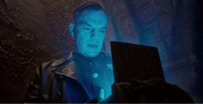 영화 ‘캡틴 아메리카-퍼스트 어벤져’(2012)에서 오딘의 보물 테서랙트를 발견하는 슈미트. [ⓒMarvel]