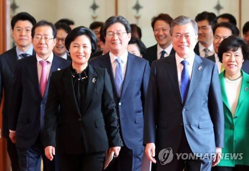 문 대통령과 추미애 의원 (서울=연합뉴스) 문재인 대통령은 5일 조국 전 장관의 사퇴로 공석 중인 법무부 장관에 5선의 더불어민주당 국회의원인 추미애 의원을 내정했다. 사진은 지난해 3월 7일 문재인 대통령이 청와대에서 당시 더불어민주당 당대표였던 추미애 의원 등 여야 5당 대표와 오찬 회동을 위해 입장하는 모습. [연합뉴스 자료사진]