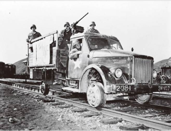 (사진 3) 1950년 미국이 포획해 철로 위를 다닐 수 있게 개조한 소련 트럭.[출처 국가기록원]