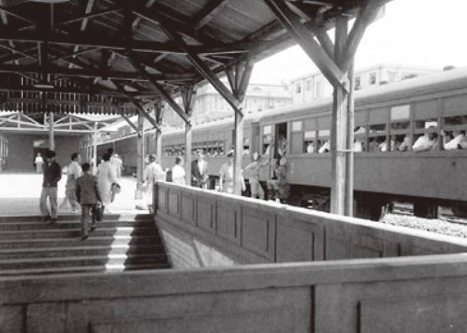 (사진 19) 1960년 서울역 구내 모습. [출처 국가기록원]