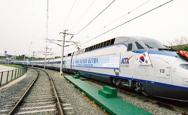 (사진 34) 2002년 출고되는 국산 1호 KTX. [출처 한국철도공사]