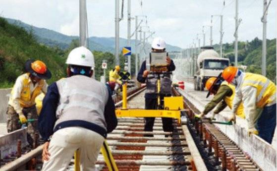 (사진 36) 2009년 경부고속철도 2단계 공사 장면. 2단계는 이듬해 개통했다. [출처 한국철도시설공단]