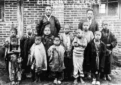 경성보육원 시작 무렵의 남대문시장(칠패시장) 구걸 소년들과 오긍선 박사(오른쪽), 동역자 김병찬 장로(남대문교회).