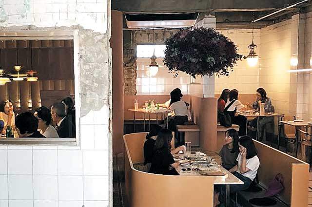 부산 당감동 '미성탕'에 들어선 '부산장진우식당'의 '욕조 테이블'. / 부산장진우식당