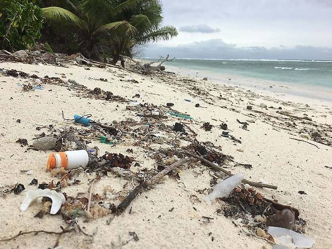 쓰레기로 뒤덮힌 인도양 코코스 섬 해변. [사진 온라인 캡처]