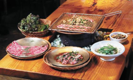 얇고 길게 자른 갈빗살(왼편)과 염소 허벅지살로 만든 불고기를 참숯불에 구웠다. 불고기는 국물 양념해 불판에 굽기도 한다.