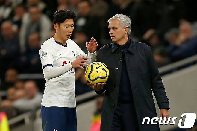 손흥민(왼쪽)과 조제 모리뉴 토트넘 감독. © AFP=뉴스1