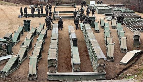 훈련장에 도착해 장비를 내린 뒤 간편조립교 구축을 시작하고 있다. 박용한