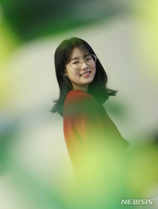 [서울=뉴시스]조수정 기자 = 영화 '영하의 바람' 주연 '19세 영하'역 배우 권한솔이 27일 서울 신사동 YG플러스에서 뉴시스와 인터뷰에 앞서 포즈를 취하고 있다. 2019.12.03. chocrystal@newsis.com