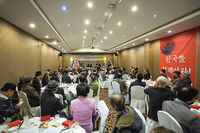 우남산악회 창립 발대식에 150여 명이 참석한 가운데 고인경 초대 이사장이 인사말을 하고 있다.