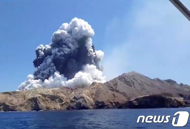 뉴질랜드 북섬 동해안에 있는 화이트섬에서 화산이 폭발해 최소 5명이 숨졌다. © 로이터=뉴스1